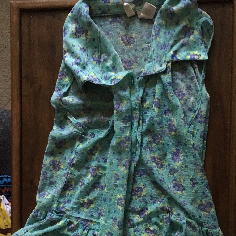 Sleeveless collared button down vintage floral top